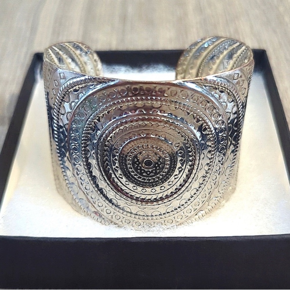 Bracelet-Cuff Style in Silver NWOT